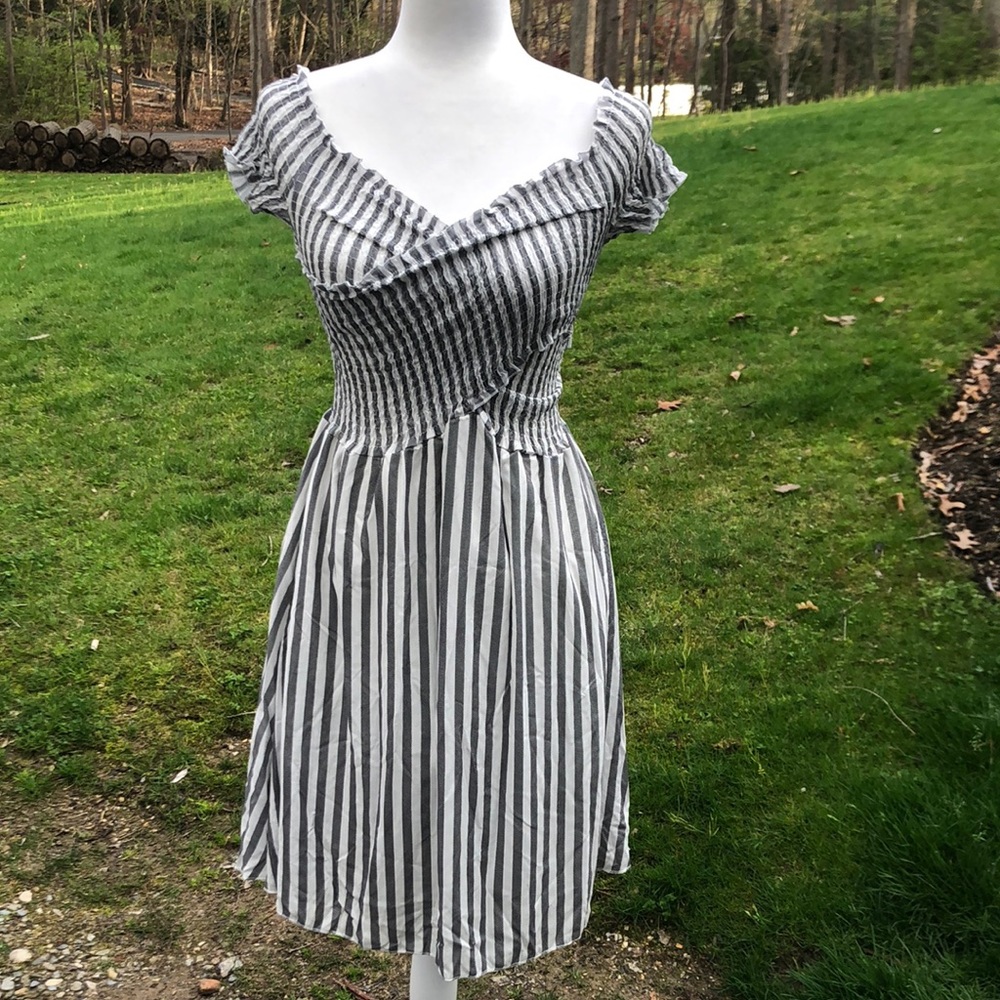 Cute summer dress , worn once , size small